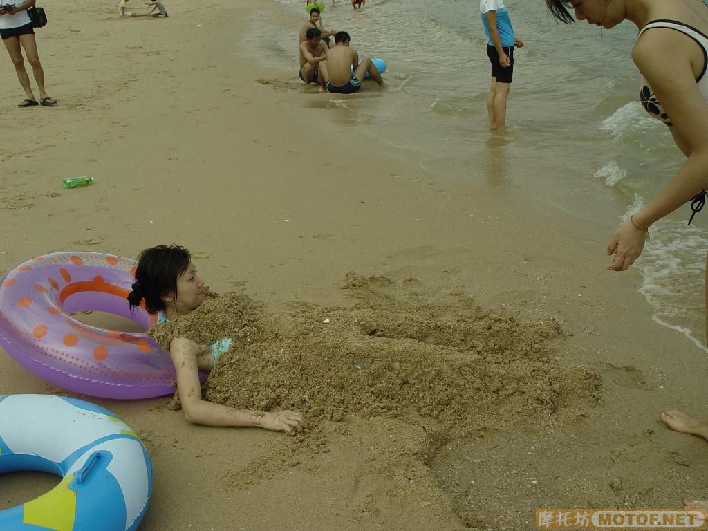 烈日当空！炭烧沙滩上的俊男美女。。。