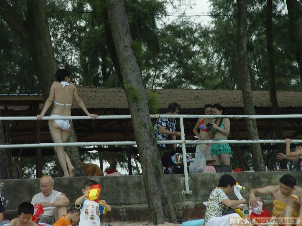 烈日当空！炭烧沙滩上的俊男美女。。。