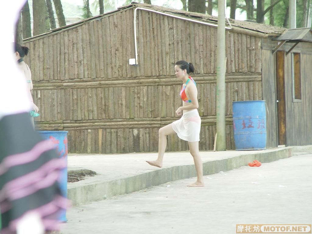 烈日当空！炭烧沙滩上的俊男美女。。。