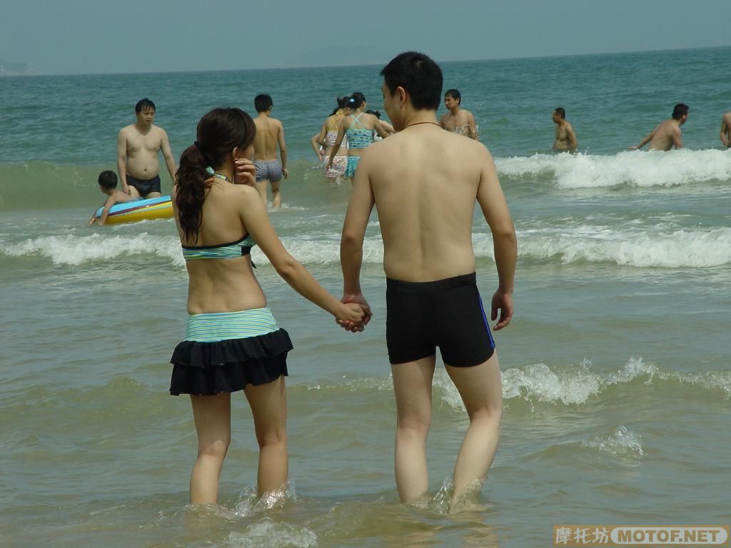 烈日当空！炭烧沙滩上的俊男美女。。。