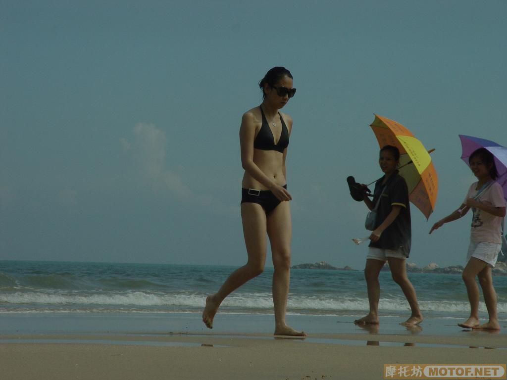 烈日当空！炭烧沙滩上的俊男美女。。。