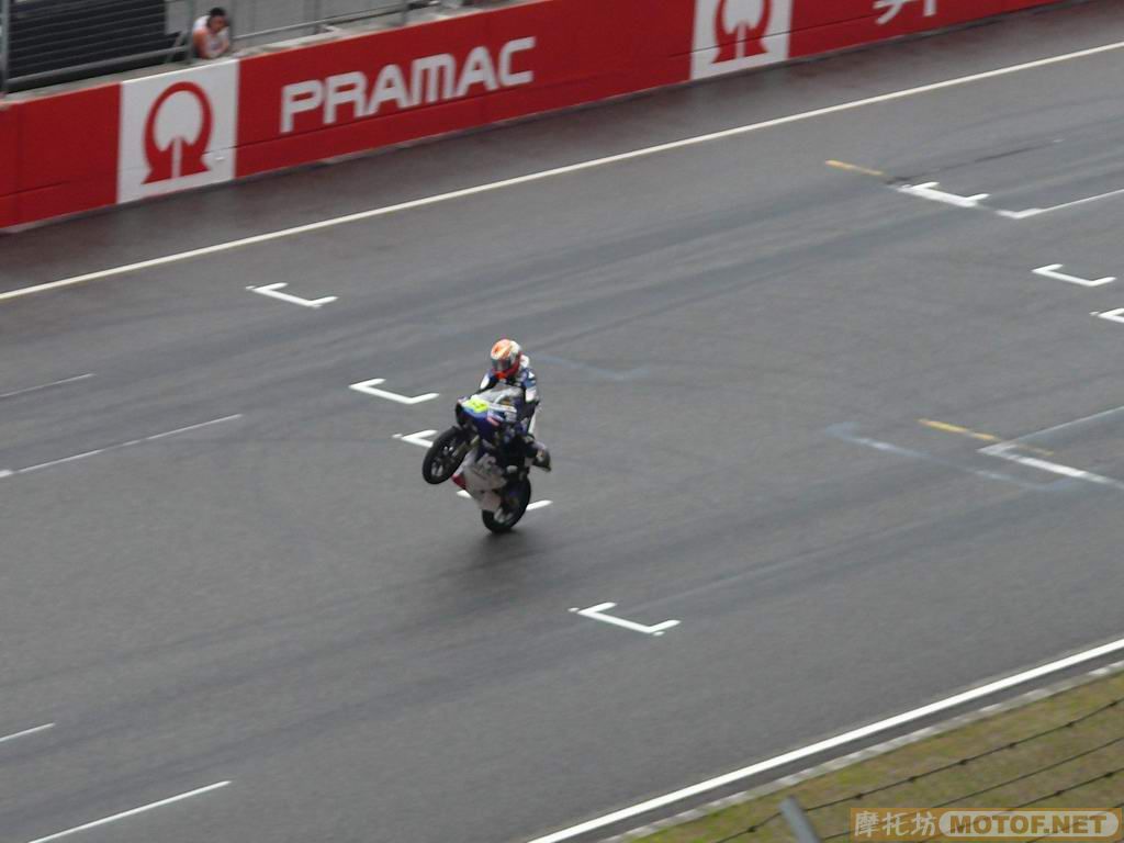 《英雄挥别上海场》记MOTO GP中国大奖赛摩托坊团ROUND 3　赛场大战