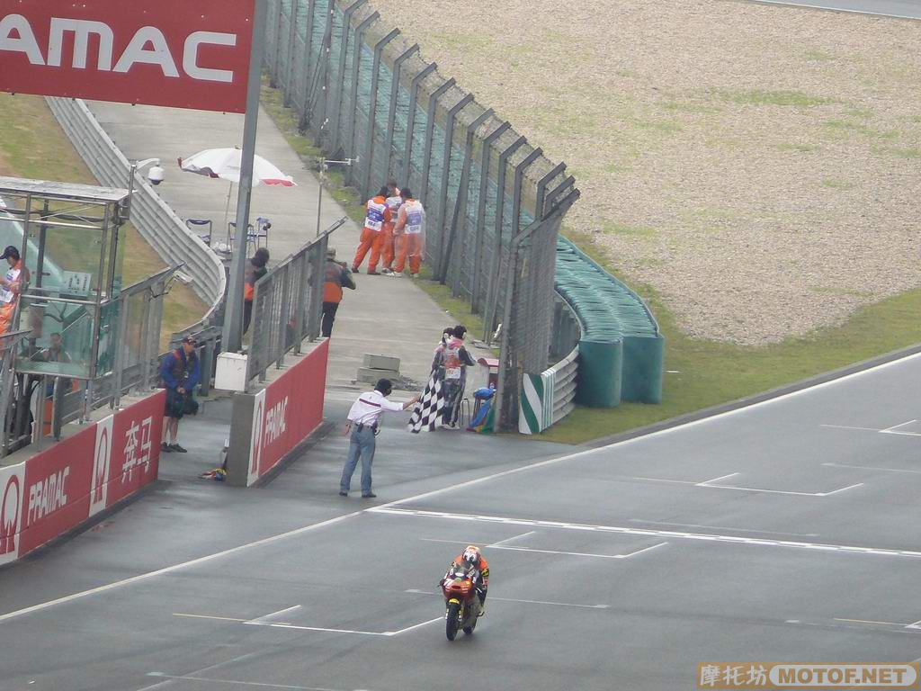 《英雄挥别上海场》记MOTO GP中国大奖赛摩托坊团ROUND 3　赛场大战