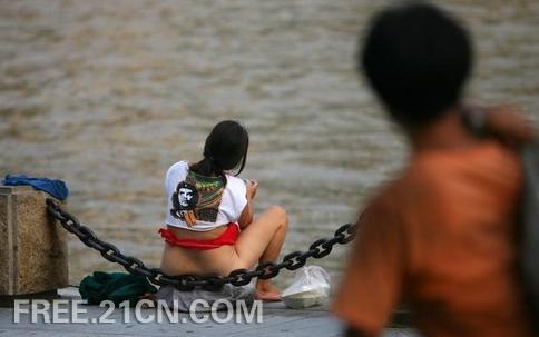 近年罕见,一个正点少妇在珠江河边冲凉!省城的XD有福啦!