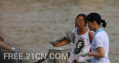近年罕见,一个正点少妇在珠江河边冲凉!省城的XD有福啦!