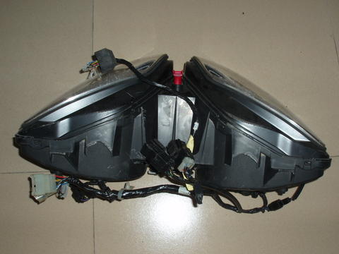 处理99R1大灯一个。RMB900