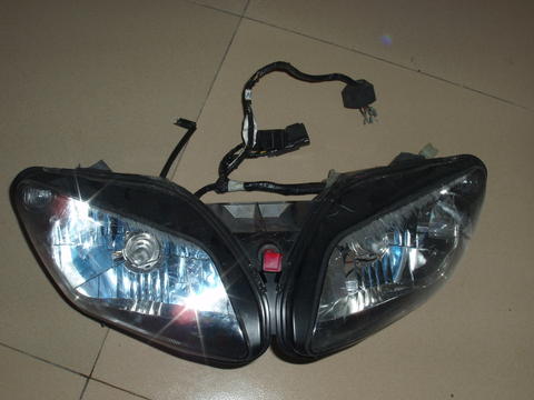 处理99R1大灯一个。RMB900