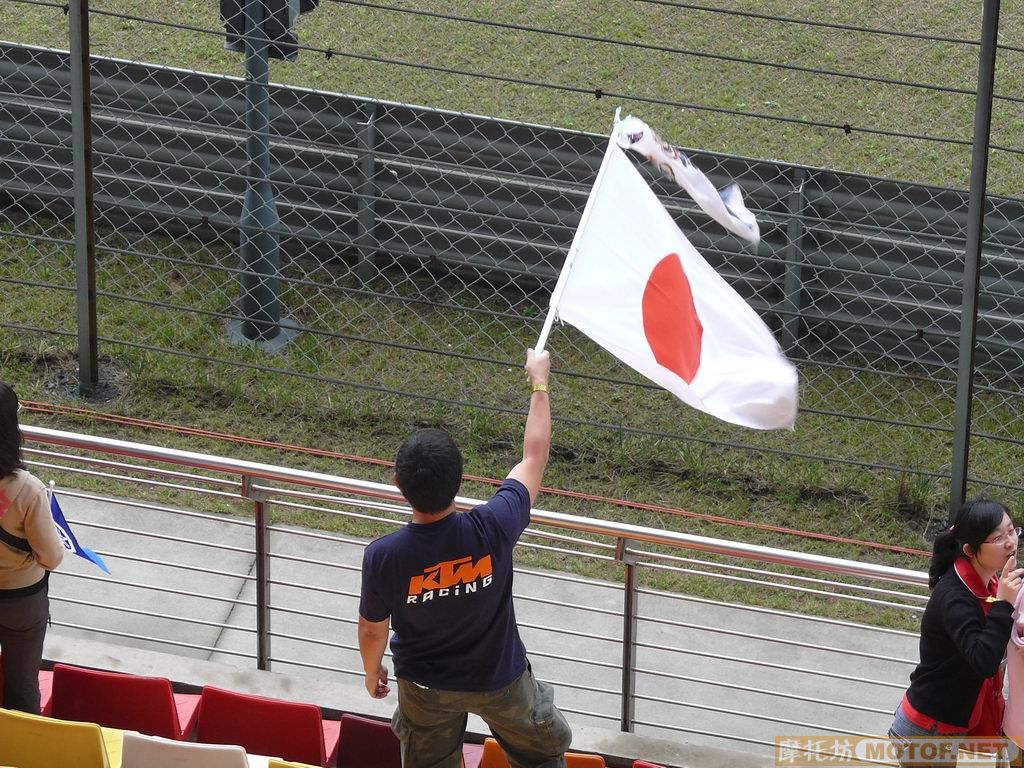 《英雄挥别上海场》记MOTO GP中国大奖赛摩托坊团ROUND 3　赛场大战