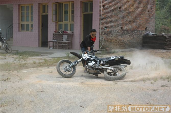 黑蚂蚁车友会新一代会长"大教"同志带领所属会员嘉禾游