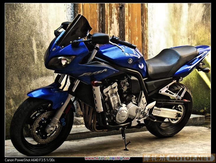 YAMAHA  FZ1000   应该用这样的效果去看他，，，，。。。