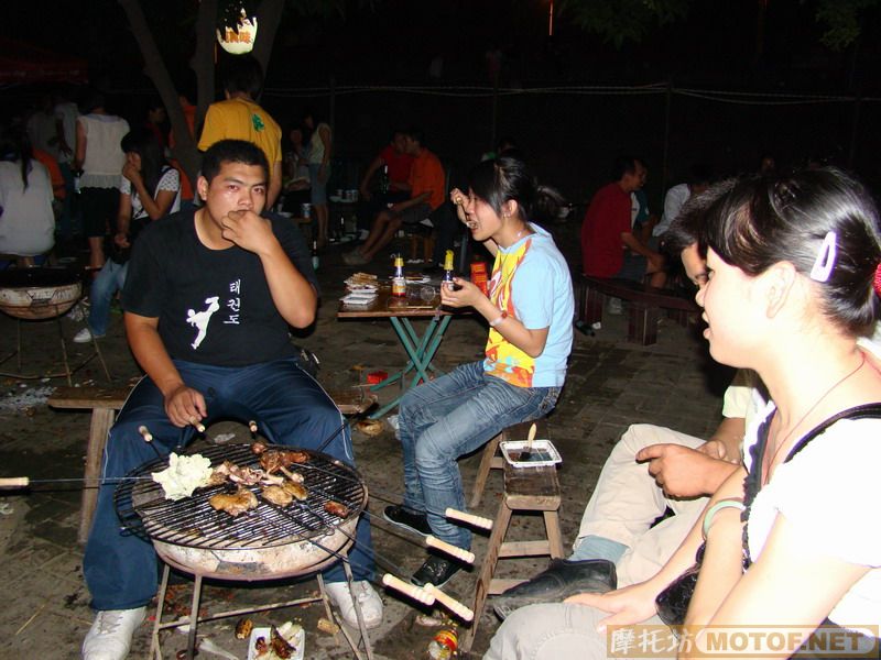 中秋骑士部落果汁店举办烧烤活动(上图了)