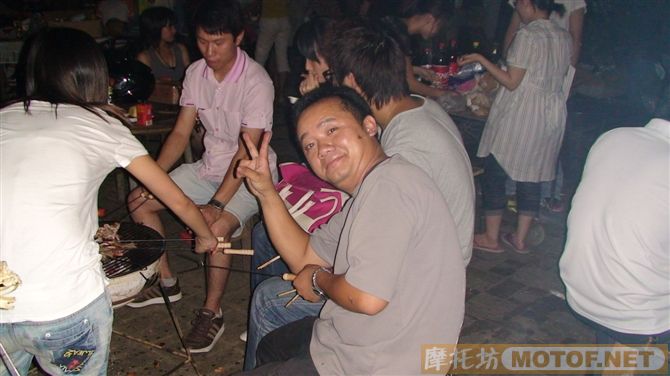 中秋骑士部落果汁店举办烧烤活动(上图了)