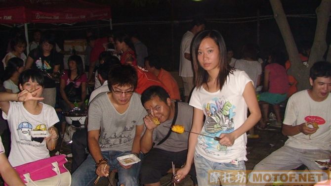 中秋骑士部落果汁店举办烧烤活动(上图了)