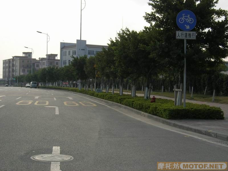 [转帖][原创]一个路口，两个警察，四个协管，八个志愿者