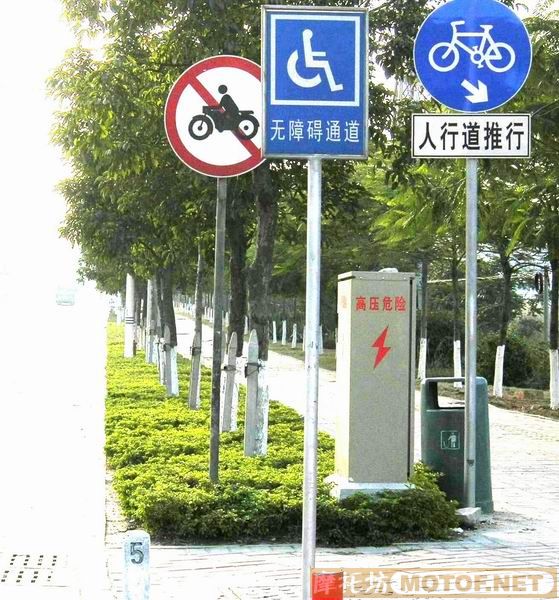 [转帖][原创]一个路口，两个警察，四个协管，八个志愿者