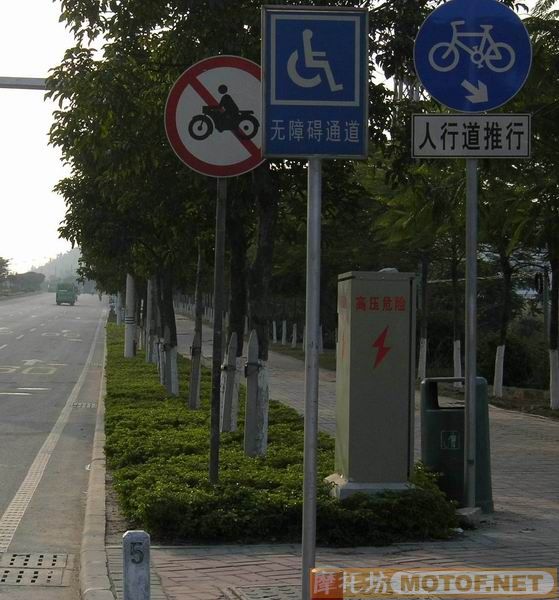 [转帖][原创]一个路口，两个警察，四个协管，八个志愿者