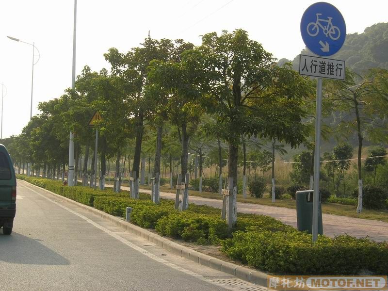 [转帖][原创]一个路口，两个警察，四个协管，八个志愿者