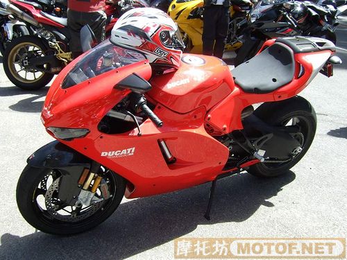 [转帖]山上休息站餐廳所拍攝價值 ＄8萬美金的全球1500輛限量版DUCATI