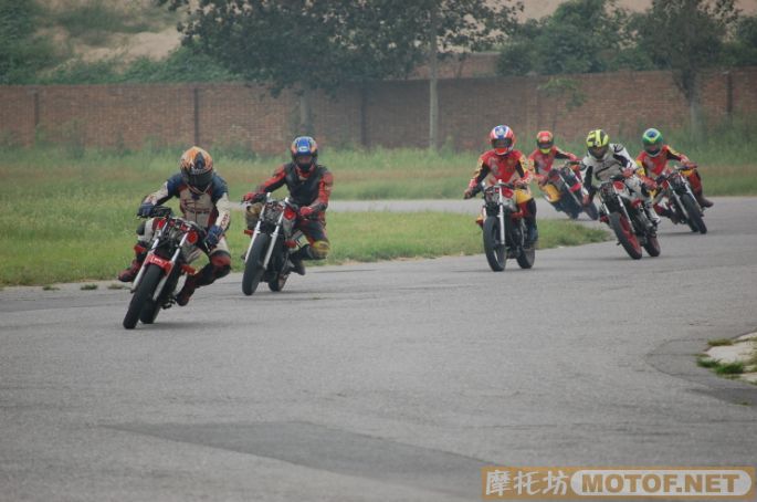 公路摩托车赛车培训班 — 开始招募