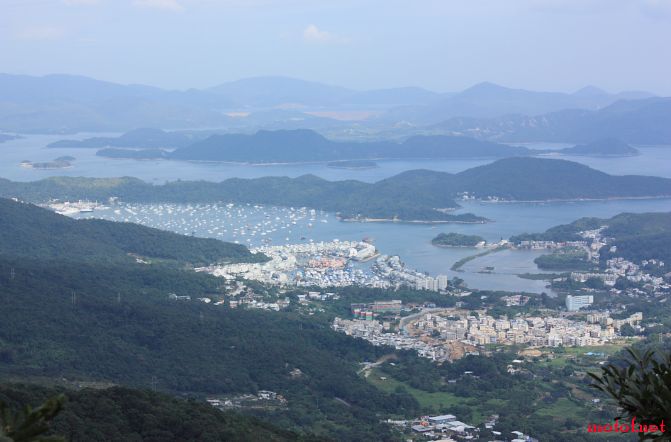 在飞鹅山,山腰回看白沙湾.