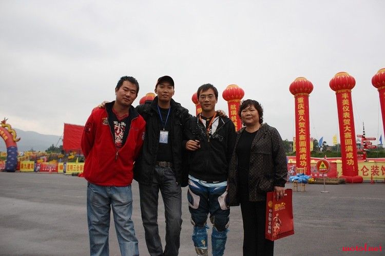 左1是超导，左2是果汁，左3是牛仔，右1是牛仔的妈妈