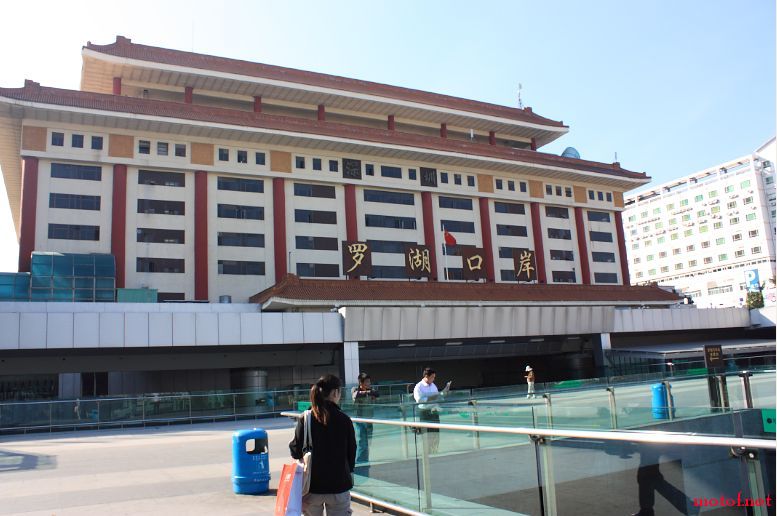 早上8点就到关口.
