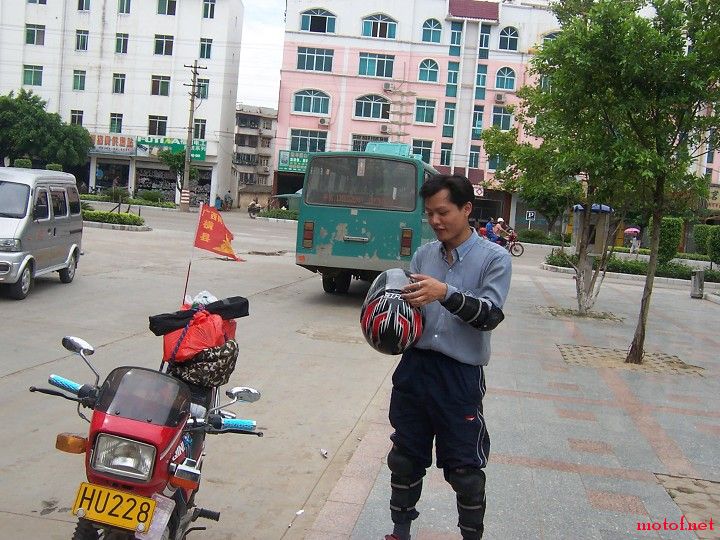 2005年7月31日，摩托YES阳朔年会回程，鹿寨广场，就是在这儿粗心大意拿不稳而掉到水泥地上的。