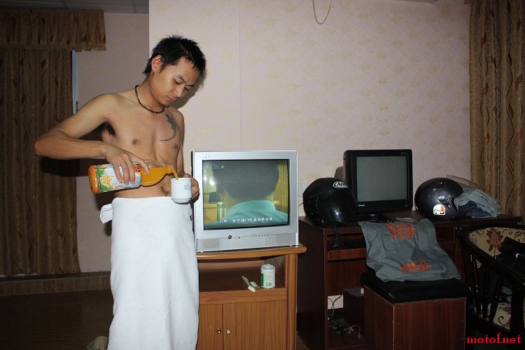 右边那台，类似卡丁车的物体，不错