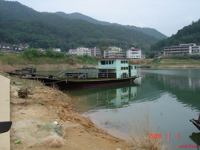 湖边的小船