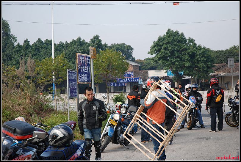 山下遇到从化车友做各路口作标示