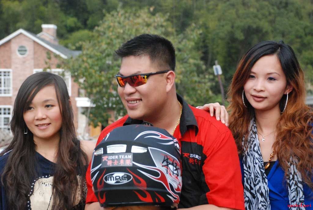 美女自然围住牛哥，是因为牛哥散发着男人的魅力