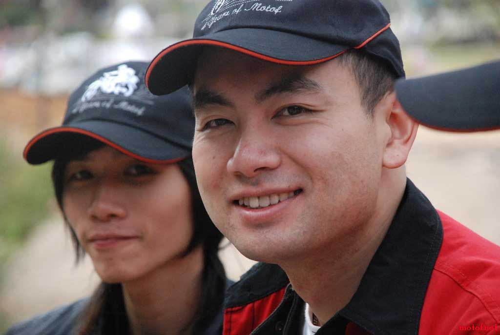 怒罗江闷阿锋的笑容非常自然