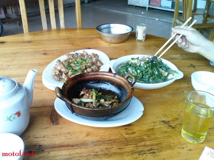 九龙湖景区路口的美食