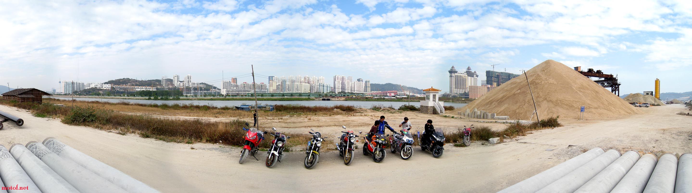 这全景图背面就是澳门 跟我们珠海只隔开了一条河那么近的