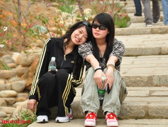 两美女