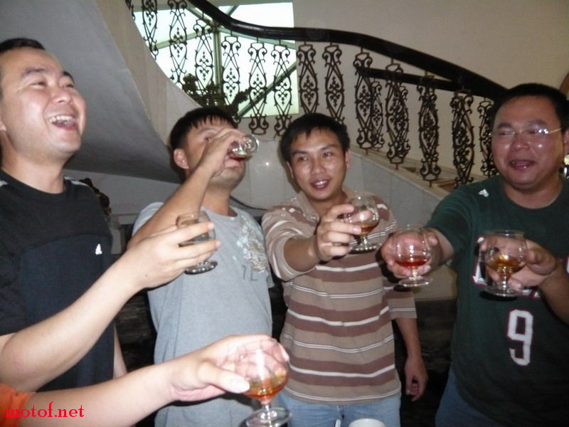 来,大家干杯,心想事成!!!
