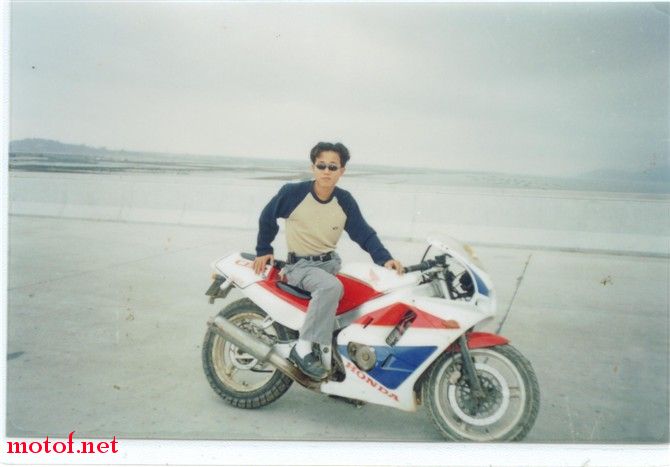 2002年高速公路的镇海湾大桥上