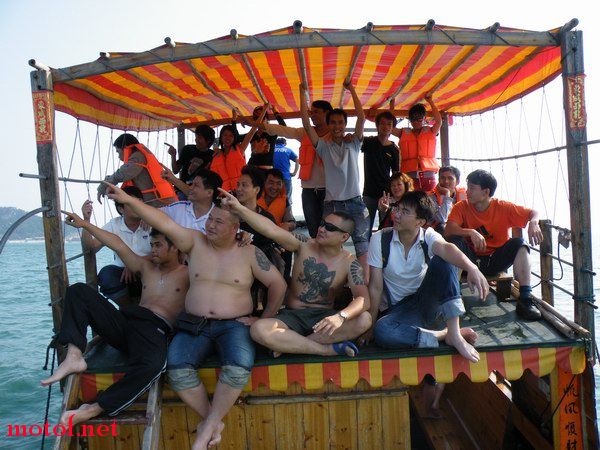 由于我坐在右边,所以船都是向右边倾斜的