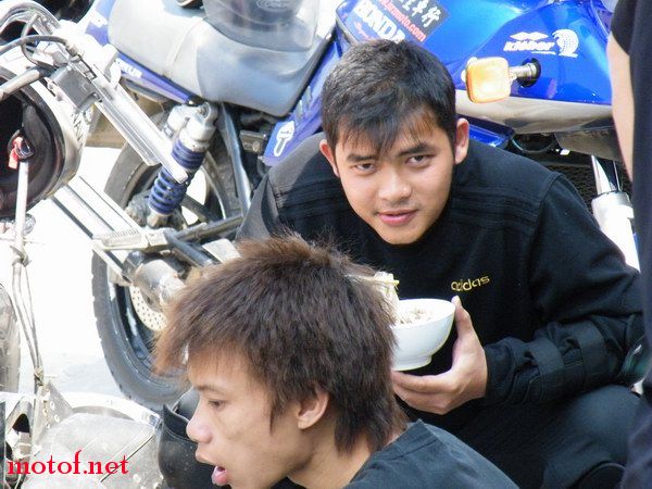 小孩吃东西是不可以和大人一起上桌的
