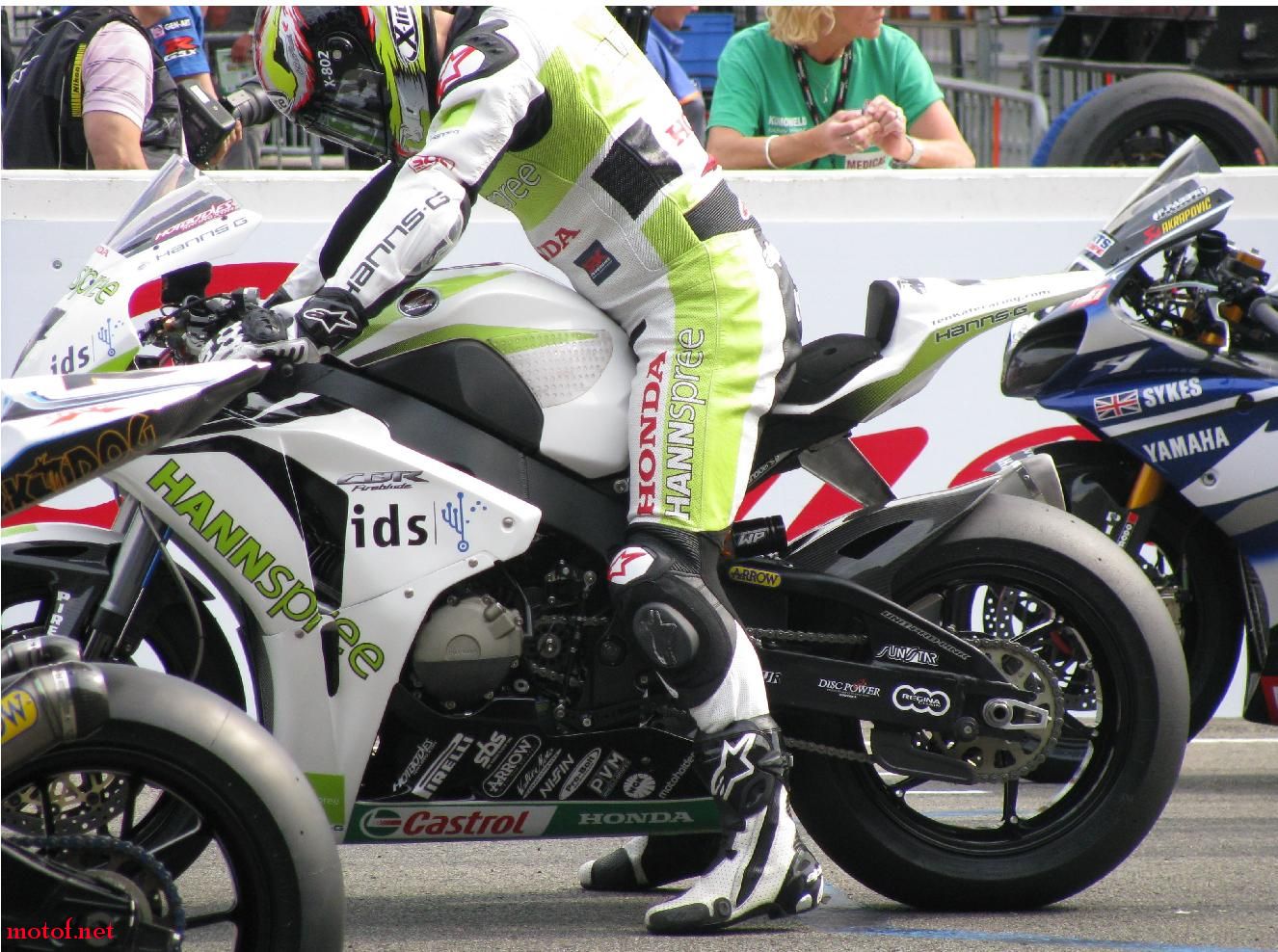 09CBR1000RR-arrow.jpg