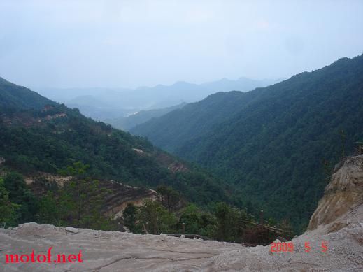 由大峡谷到阳山的秤架的中途的山顶上看见很美的风景~~~~大叫还有回声！~~~