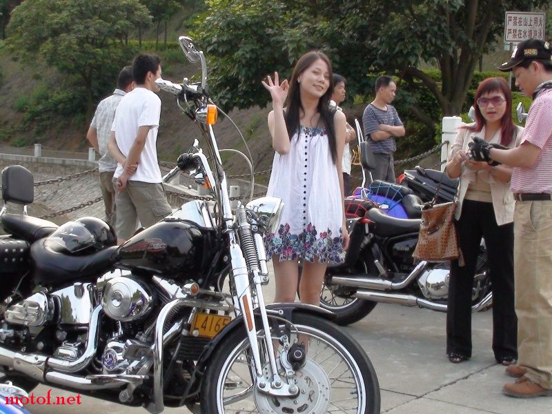 哈雷美女尽显活泼可爱,令人想入非非