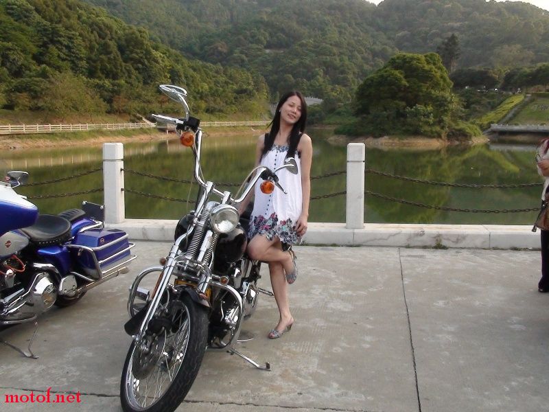 美女搭讪,尽显喜悦