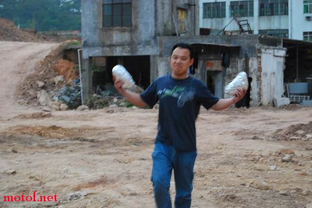 阿毅拿多两个过来