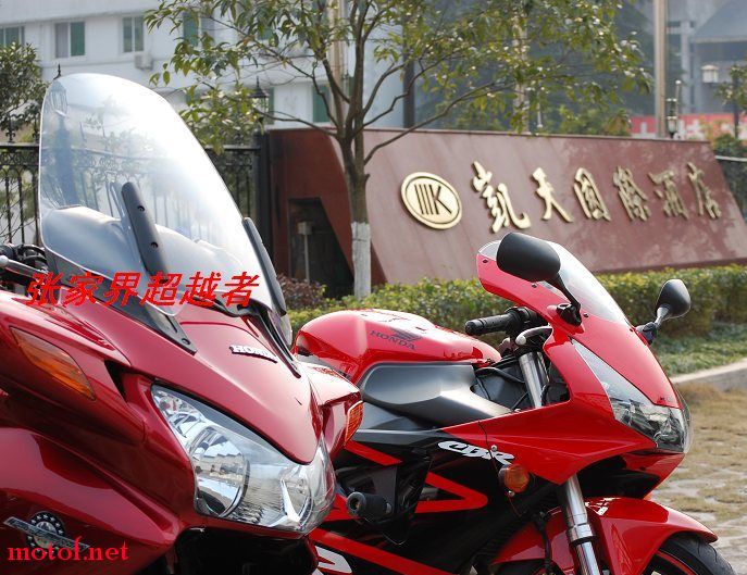 这是我跟麻雀在去年张家界年会上，原漆跟我ST的补漆还是有些差别的。