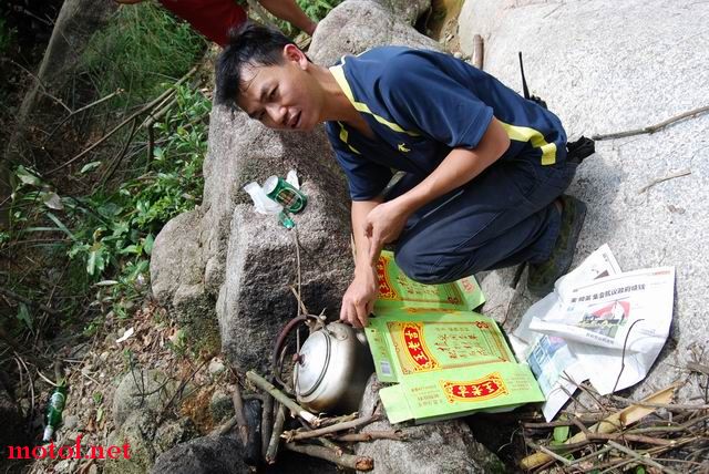 现场煲王老吉凉茶，王老吉凉茶师傅