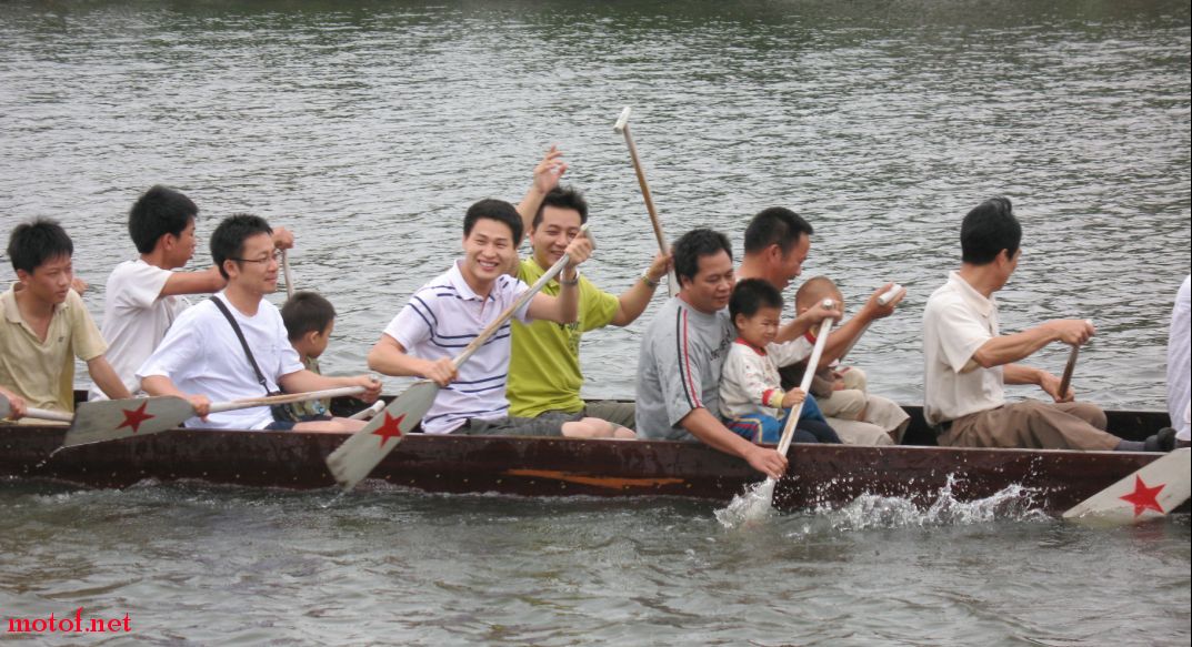 比赛还未开始大家可以上船玩个够.jpg