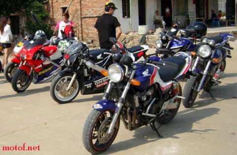 CB400