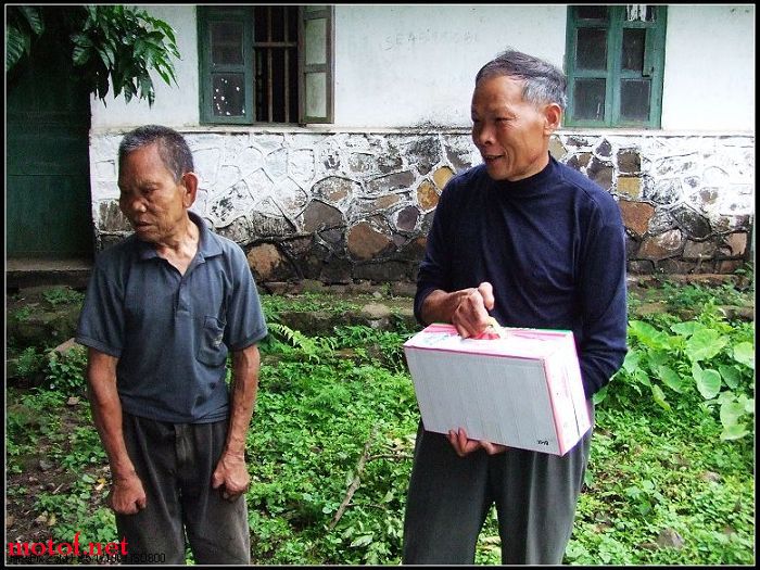 在本市一个纟镇的大山里，几个老人