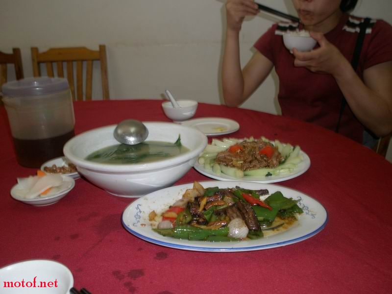中午在月明酒楼食饭
